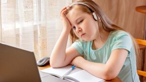 concentration deficit disorder cdd sluggigh cognitive tempo lethargic inattentive girl GettyImages 1269722613